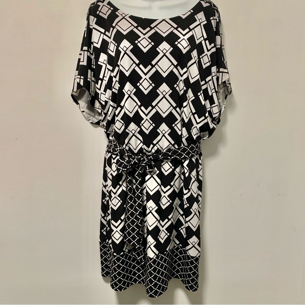 White House/Black Market Geometric Short Sleeve Strech Knit Size L.